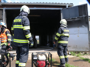 V Pileticích hořela budova se zvířaty, hasiči včas zabránili velkým škodám