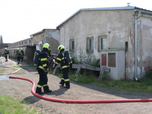 V Pileticích hořela budova se zvířaty, hasiči včas zabránili velkým škodám