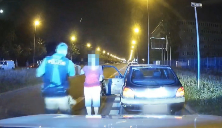 Opilá řidička zapomněla na světla. Nadýchala přes 1,5 promile