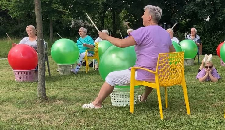 V Domově U Biřičky secvičili hudební číslo proti koronaviru