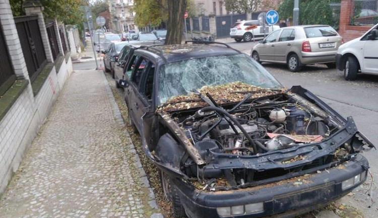 Praha 10 od minulého roku odklidila již přes dvě stě vraků aut