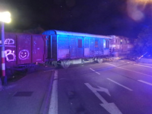 V Rychnově se srazil vlak s kamionem, nehoda zablokovala trať i silnici