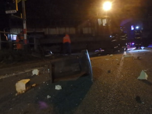 V Rychnově se srazil vlak s kamionem, nehoda zablokovala trať i silnici