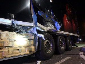 V Rychnově se srazil vlak s kamionem, nehoda zablokovala trať i silnici