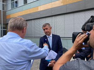 Andrej Babiš s ministry navštívil hradecký kraj. Bez přítomnosti veřejnosti nahlédl do několika nemocnic