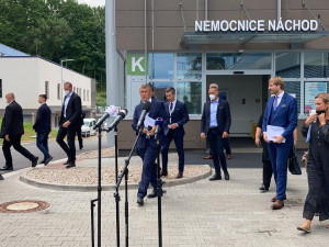 Andrej Babiš s ministry navštívil hradecký kraj. Bez přítomnosti veřejnosti nahlédl do několika nemocnic