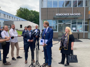 Andrej Babiš s ministry navštívil hradecký kraj. Bez přítomnosti veřejnosti nahlédl do několika nemocnic