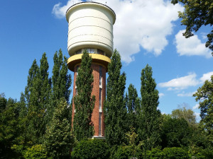 Věžový vodojem je dominantou na jediném kopci v Hradci Králové už od roku 1937