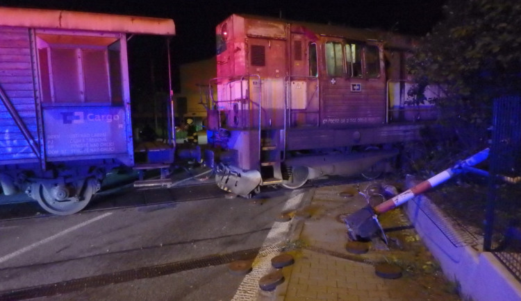 V Rychnově se srazil vlak s kamionem, nehoda zablokovala trať i silnici