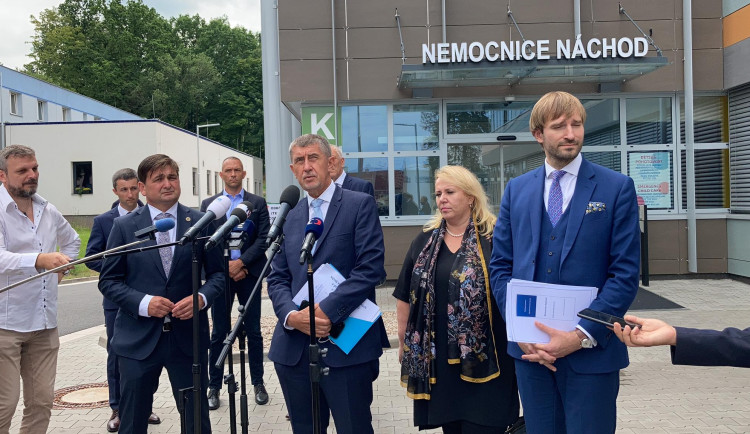 Andrej Babiš s ministry navštívil hradecký kraj. Bez přítomnosti veřejnosti nahlédl do několika nemocnic