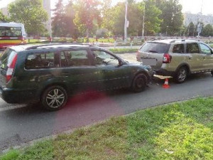 Zdrogovaný mladík utíkal před policií po nehodě u Futura. Navíc měl i zákazy řízení