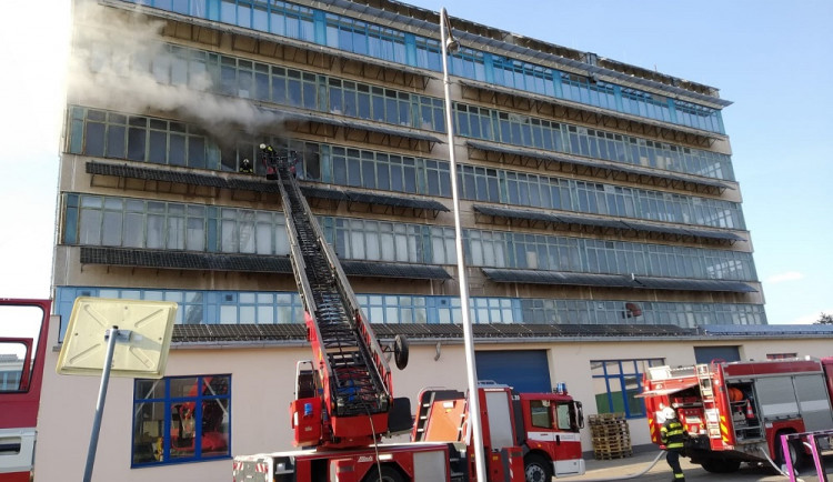 Zásah hasičů u požáru budovy v ulici Brněnská