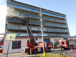 Sčítání škod po sobotním požáru. Oheň v Brněnské ulici zničil majetek za 10 milionů korun