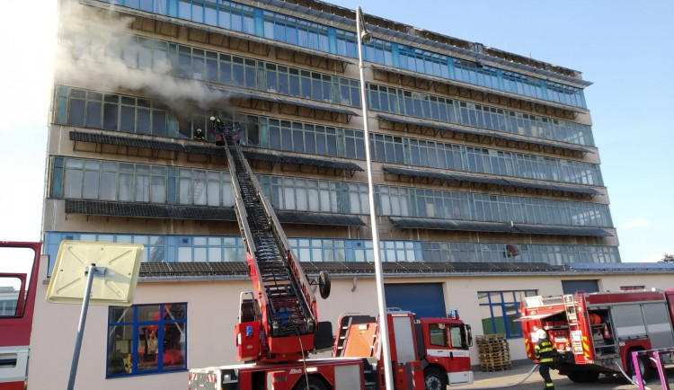 Sčítání škod po sobotním požáru. Oheň v Brněnské ulici zničil majetek za 10 milionů korun