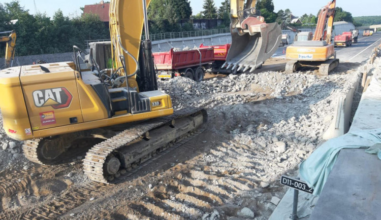 Prodloužení uzavírky na D11 bude řešit ministerstvo. Za zdržení při bourání mostu padne pokuta