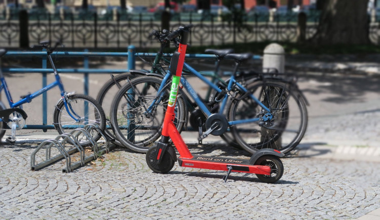Jak by měla vypadat dohoda mezi městem a provozovali elektrokoloběžek? Ptali jsme se zastupitelských klubů