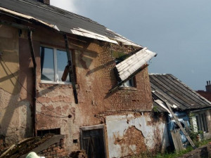 Bouře na Hradecku lámala stromy. Přívalový déšť zatopil sklepy