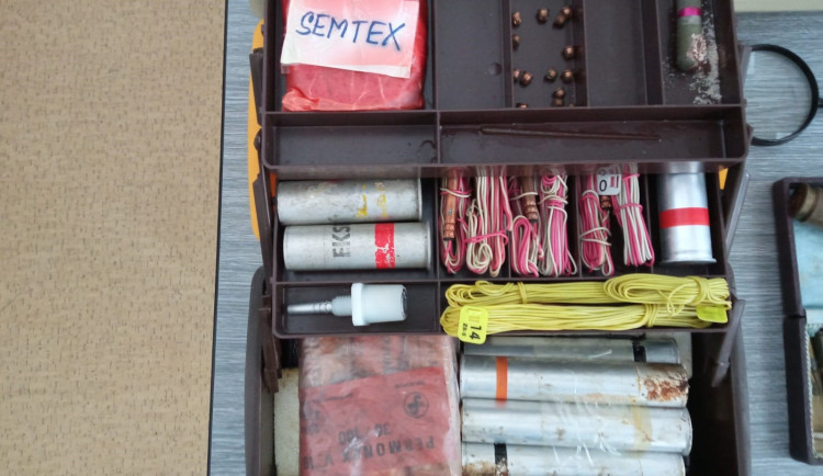 Na policii přinesl kufřík se semtexem a rozbuškou. Muž chtěl využít zbraňové amnestie