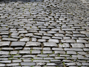 Hradec Králové opravuje historický chodník. Může jít o celorepublikový unikát