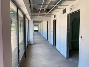 Na Pouchově roste nová sportovní hala. Zaujme svou barvou i okny, která jsou usazená nakřivo