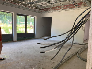 Na Pouchově roste nová sportovní hala. Zaujme svou barvou i okny, která jsou usazená nakřivo