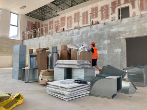 Na Pouchově roste nová sportovní hala. Zaujme svou barvou i okny, která jsou usazená nakřivo