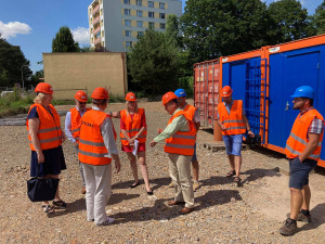 Na Pouchově roste nová sportovní hala. Zaujme svou barvou i okny, která jsou usazená nakřivo