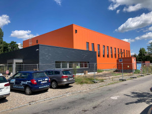Na Pouchově roste nová sportovní hala. Zaujme svou barvou i okny, která jsou usazená nakřivo