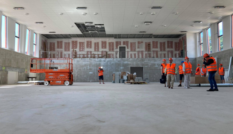 Na Pouchově roste nová sportovní hala. Zaujme svou barvou i okny, která jsou usazená nakřivo