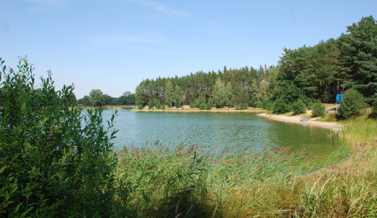 Koupání v Hradeckém kraji bez komplikací. Zhoršená kvalita vody je na Stříbrňáku a v Jinolicích