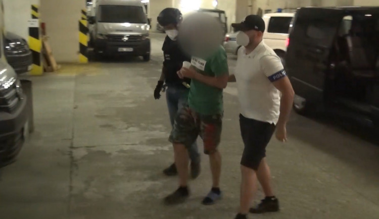 Muž hodil zápalnou lahev do pokoje ubytovny, kde byli lidé. Hrozí mu výjimečný trest