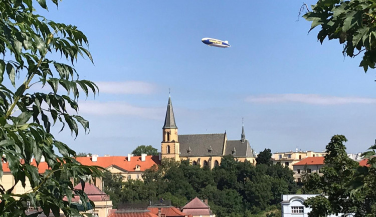 Nad Královéhradeckým krajem proletěla vzducholoď. Pořizovala letecké snímky