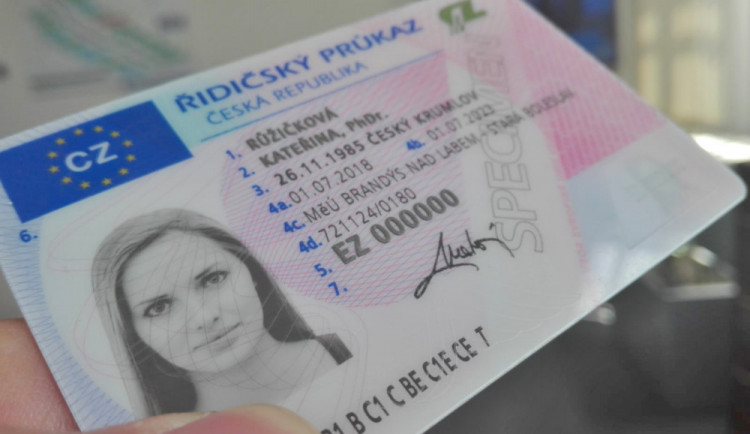Úřady dnes začnou vydávat nové občanky s biometrickými údaji