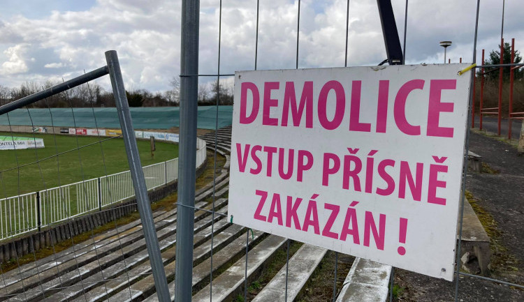 Hradec Králové předal fotbalový stadion stavební firmě. Demolice začne v srpnu
