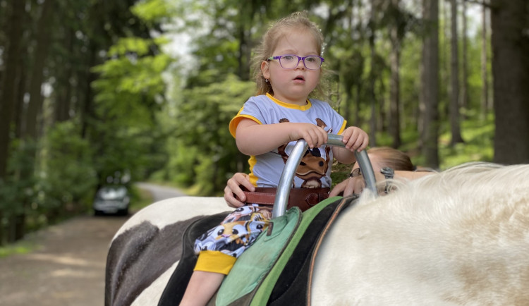 Rozštěp páteře změnil malé Michalce život. Věříme, že jednou protančí střevíce, říkají rodiče