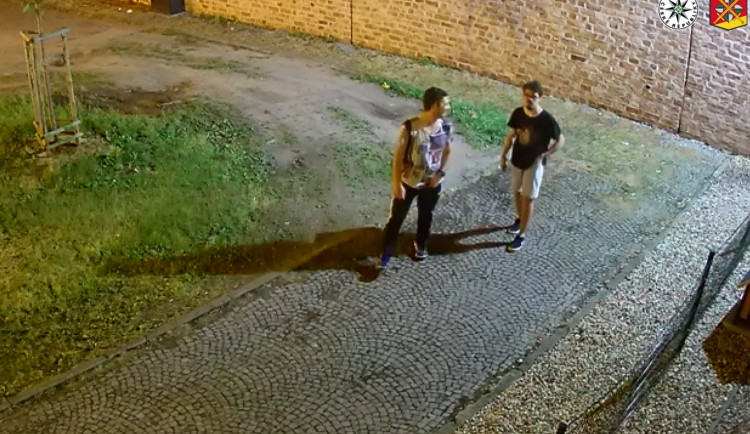 Za vandalismus hrozí dvojici až rok vězení. Dva kluci počmárali fasádu a vrata