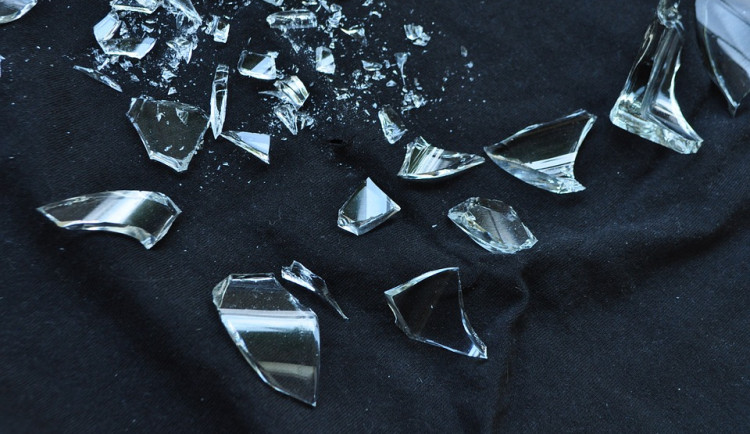 Konflikt v restauraci. Cizinec rozbil půllitr o hlavu jiného hosta, ten skončil v nemocnici