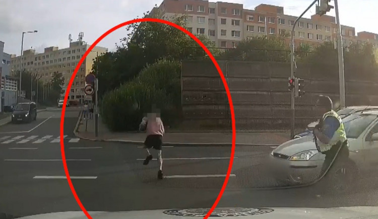 Výtržníka na útěku zastavila až namířená služební zbraň strážníka