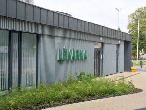 Nemocnice v Jičíně má nový vjezd a lékárnu. Ta doposud nemocnici chyběla
