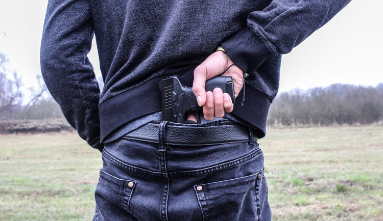 Na benzínce v Trutnově střílel po policistech. Vězení se ale nejspíš vyhne. Byl nepříčetný, tvrdí posudek