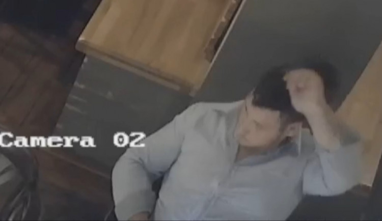 Muž na Žižkově ukradl obsluze baru peněženku. Hrozí mu dva roky vězení