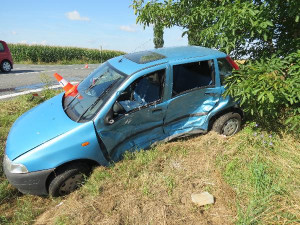 Po srážce dvou osobních aut u Hradce Králové zemřela řidička. Pravděpodobně nedala přednost