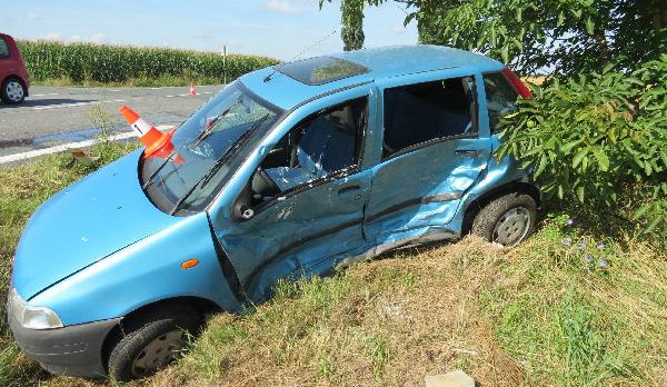 Po srážce dvou osobních aut u Hradce Králové zemřela řidička. Pravděpodobně nedala přednost