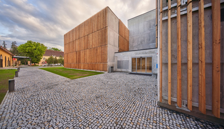 Dopravní změny v Gayerových kasárnách. Rekonstrukce teplovodu omezí výjezd z areálu