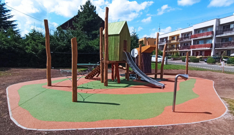 Trutnov se pustil do oprav dětských hřišť. Poslední oprava stála přes milion