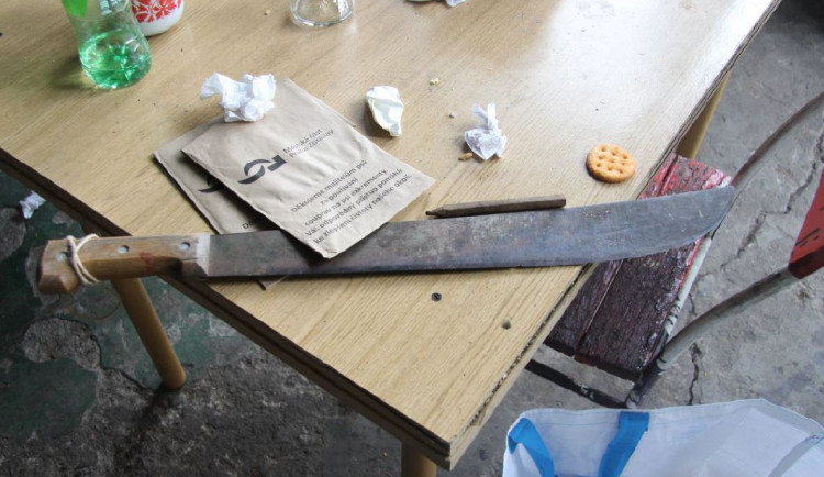 Já tě zabiju! Muž považoval kurýra za milence své ženy a pronásledoval ho s mačetou v ruce