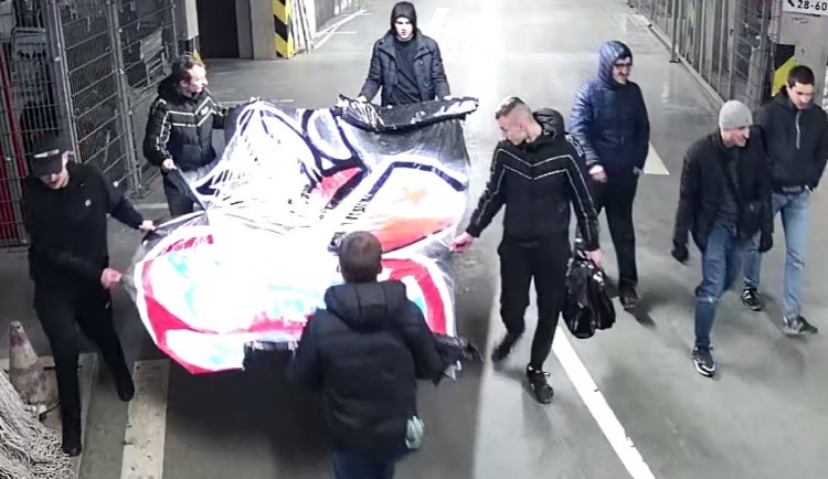 Policisté pátrají po podezřelých, kteří zveřejnili rasistický transparent