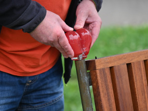 Lavička Václava Havla je zpět před hradeckou knihovnou. Nově ji bude hlídat kamera