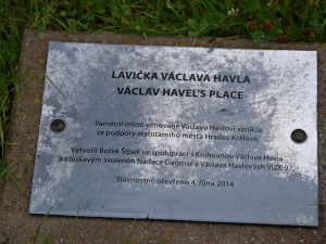 Lavička Václava Havla je zpět před hradeckou knihovnou. Nově ji bude hlídat kamera