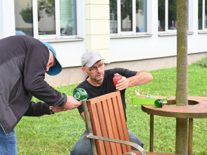 Lavička Václava Havla je zpět před hradeckou knihovnou. Nově ji bude hlídat kamera